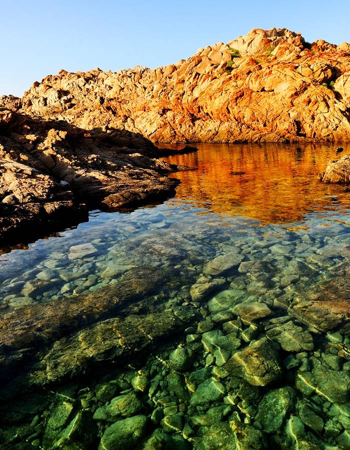 Kleine natürliche Bucht am Strand Longa von Isola Rossa neben unserer Tourismusagentur in Sardinien