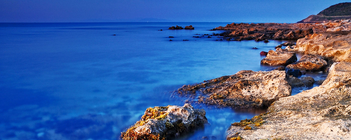 Die Küste der Isola Rossa, blaues Meer